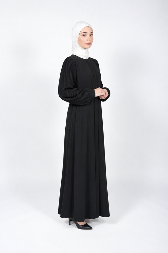 Black viscose abaya with finely pleated sleeves
