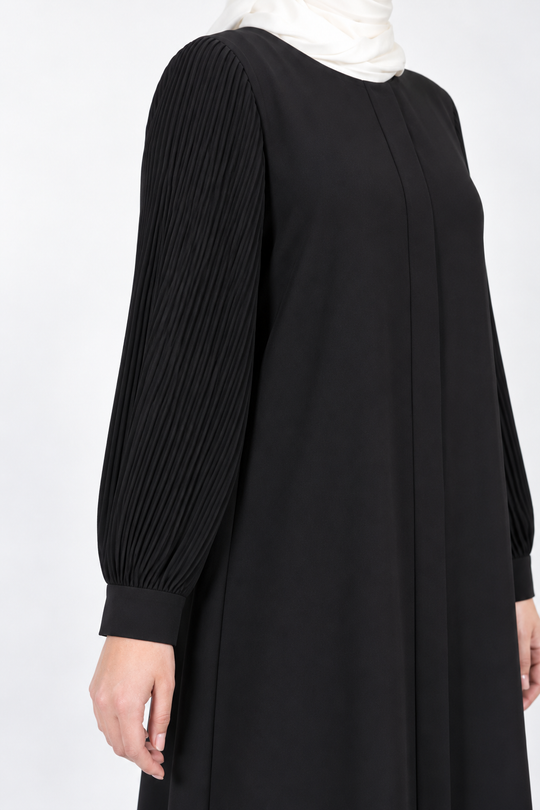 Black viscose abaya with finely pleated sleeves