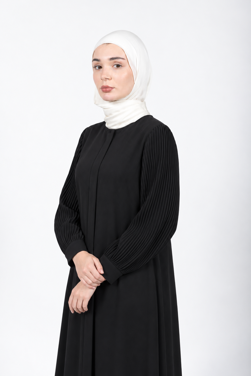 Black viscose abaya with finely pleated sleeves