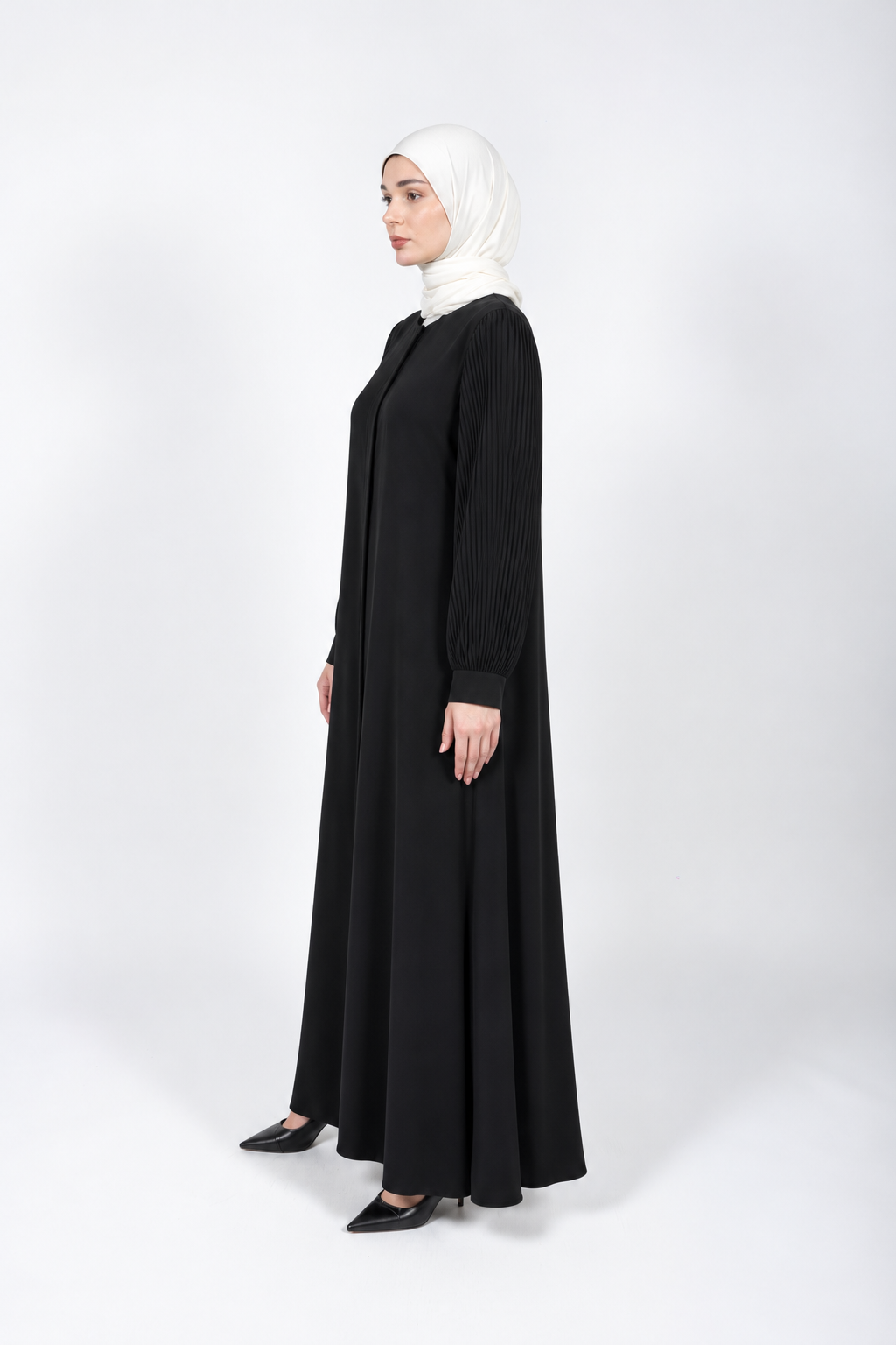 Black viscose abaya with finely pleated sleeves